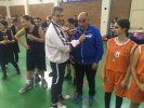 Ο Πρόεδρος της Ε.Ο.Ε.Σ.Α. Πάφου κ. Ευαγόρου Βάκης απονέμει αναμνηστικό μετάλλιο στον coach τοης ομάδας του Γυμν. Απ. Παύλου κ. Όψιμο Ν.