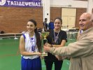 Η MVP του τελικού, σηκώνει το κύπελλο της κατάκτησης της Α' θέσης